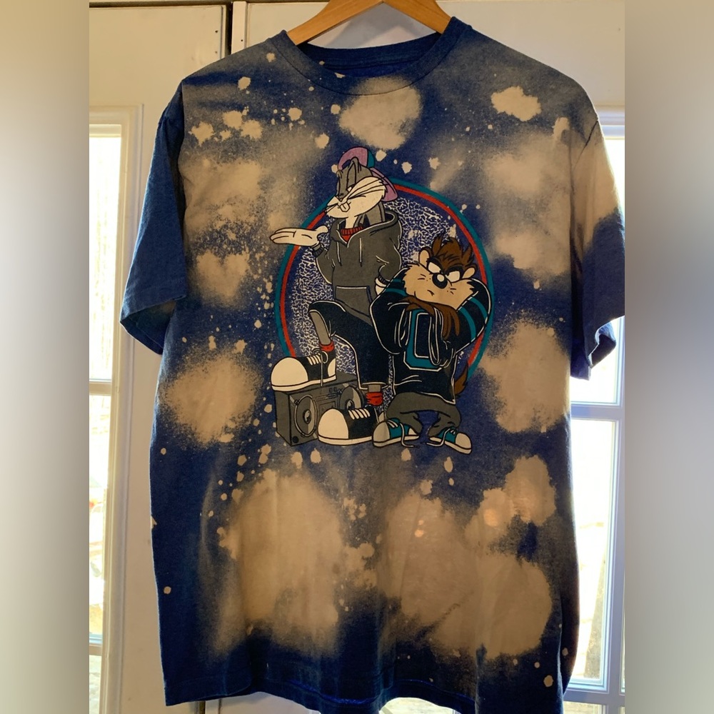 Looney Tunes- Mens size Large, vintage Bugs and Taz short sleeved tee.